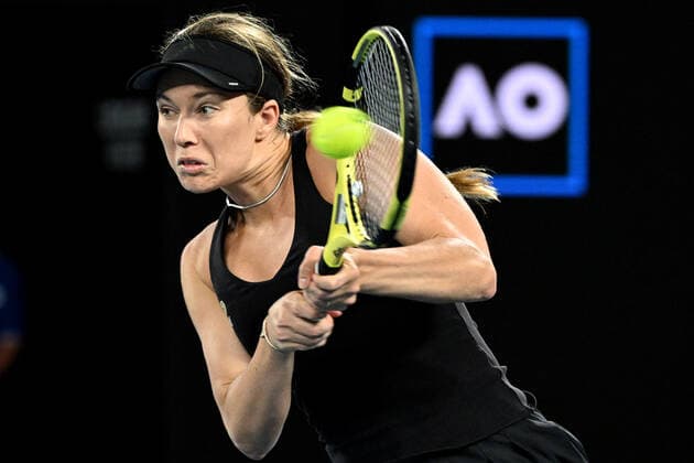 TENNIS AUSTRALIAN OPEN, Danielle Collins of the USA plays a shot during her Women?s singles semifinal against Iga Swiatek of Poland on Day 11 of the Australian Open, at Melbourne Park, in Melbourne, Thursday, January 27, 2022. ( NO ARCHIVING, EDITORIAL USE ONLY, NO USE IN BOOKS WITHOUT CONSENT MELBOURNE VIC AUSTRALIA  Copyright: xDAVExHUNTx 20220127001617571885