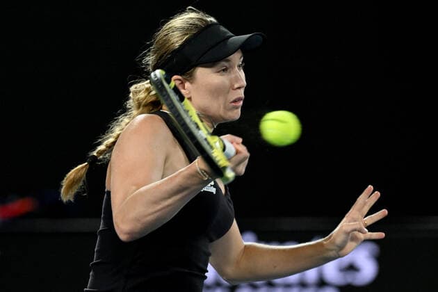 TENNIS AUSTRALIAN OPEN, Danielle Collins of the USA plays a shot during her Women?s singles semifinal against Iga Swiatek of Poland on Day 11 of the Australian Open, at Melbourne Park, in Melbourne, Thursday, January 27, 2022. ( NO ARCHIVING, EDITORIAL USE ONLY, NO USE IN BOOKS WITHOUT CONSENT MELBOURNE VIC AUSTRALIA  Copyright: xDEANxLEWINSx 20220127001617574773