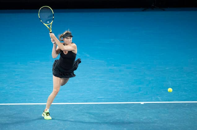 (220127) -- MELBOURNE, Jan. 27, 2022 -- Danielle Collins of the United States competes during the women s singles semifinal match against Iga Swiatek of Poland at Australian Open in Melbourne Park, in Melbourne, Australia, on Jan. 27, 2022. ) (SP)AUSTRALIA-MELBOURNE-TENNIS-AUSTRALIAN OPEN-WOMEN S SINGLES-SEMIFINALS BaixXuefei 