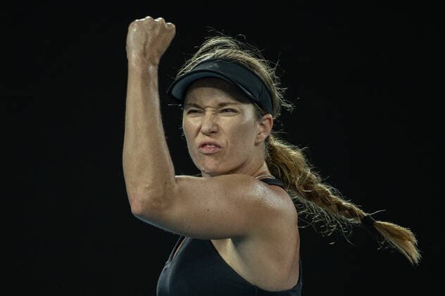 (220127) -- MELBOURNE, Jan. 27, 2022 -- Danielle Collins of the United States celebrates during the women s singles semifinal match against Iga Swiatek of Poland at Australian Open in Melbourne Park, in Melbourne, Australia, on Jan. 27, 2022. (Photo by Xinhua) (SP)AUSTRALIA-MELBOURNE-TENNIS-AUSTRALIAN OPEN-WOMEN S SINGLES-SEMIFINALS HuxJingchen 