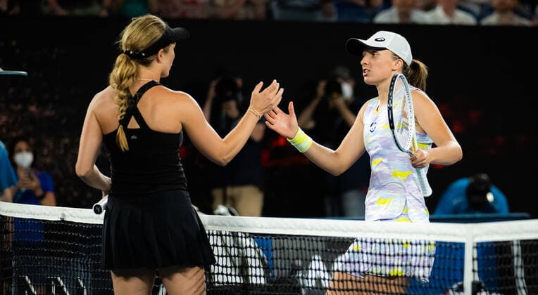 January 27, 2022, MELBOURNE, AUSTRALIA: Danielle Collins of the United States & Iga Swiatek of Poland in action during the semi-final of the 2022 Australian Open Grand Slam Tennis Tournament MELBOURNE AUSTRALIA - ZUMAa181 20220127_zaa_a181_035 Copyright: xRobxPrangex