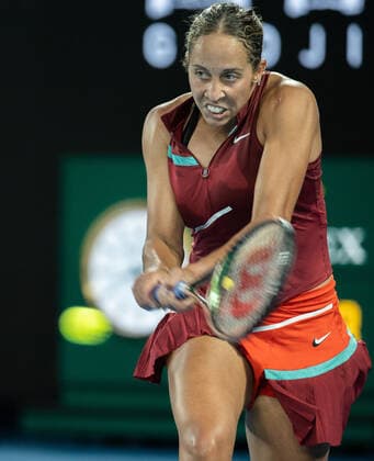 (220127) -- MELBOURNE, Jan. 27, 2022 -- Madison Keys of the United States competes during the women s singles semifinal match against Ashleigh Barty of Australia at Australian Open in Melbourne Park, in Melbourne, Australia, on Jan. 27, 2022. (Photo by Xinhua) (SP)AUSTRALIA-MELBOURNE-TENNIS-AUSTRALIAN OPEN-WOMEN S SINGLES-SEMIFINALS HuxJingchen 