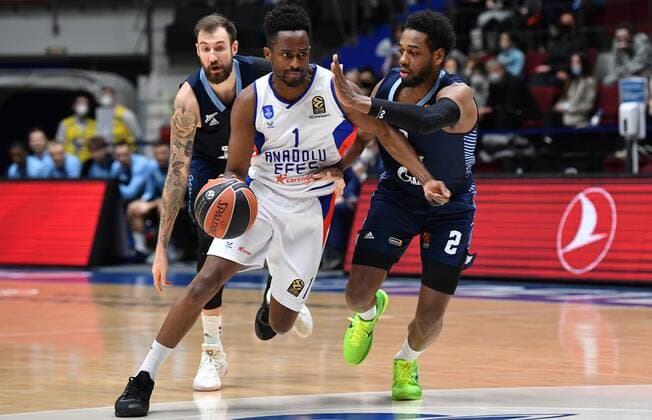 Russia Basketball Euroleague Zenit - Anadolu Efes 6749843 27.01.2022 Anadolu Efes? Rodrigue Beaubois and Zenit?s Jordan Loyd struggle for a ball during the Euroleague basketball match between Zenit St. Petersburg and Anadolu Efes Istanbul, in St. Petersburg, Russia. Alexander Galperin Sputnik St. Petersburg Russia  Copyright: xAlexanderxGalperinx
