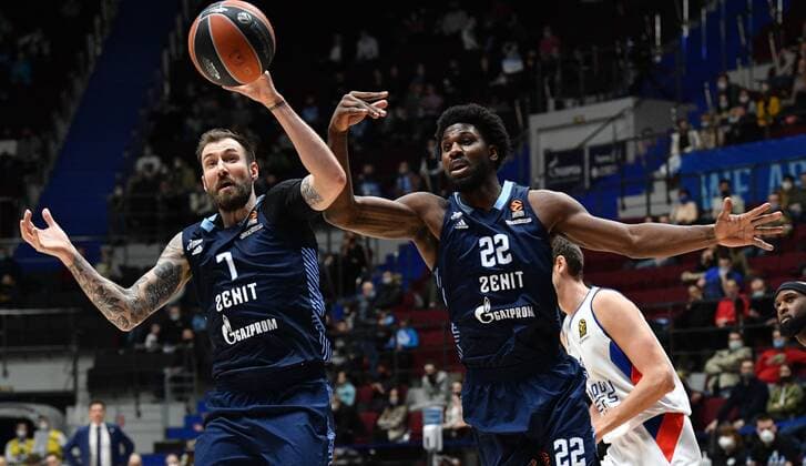 Russia Basketball Euroleague Zenit - Anadolu Efes 6749844 27.01.2022 Zenit?s Sergey Karasev and Alex Poythress are seen during the Euroleague basketball match between Zenit St. Petersburg and Anadolu Efes Istanbul, in St. Petersburg, Russia. Alexander Galperin Sputnik St. Petersburg Russia  Copyright: xAlexanderxGalperinx