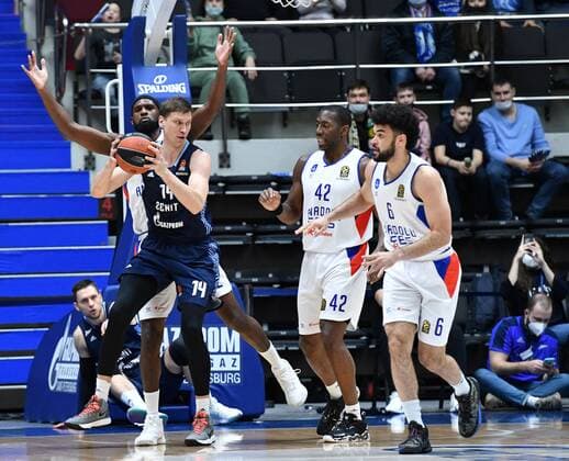 Russia Basketball Euroleague Zenit - Anadolu Efes 6749846 27.01.2022 Zenit?s Anton Pushkov controls the ball playing against Anadolu Efes? Bryant Dunston and Elijah Bryant during the Euroleague basketball match between Zenit St. Petersburg and Anadolu Efes Istanbul, in St. Petersburg, Russia. Alexander Galperin Sputnik St. Petersburg Russia  Copyright: xAlexanderxGalperinx