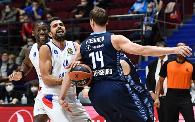 Russia Basketball Euroleague Zenit - Anadolu Efes 6749848 27.01.2022 Zenit?s Anton Pushkov, right, and Anadolu Efes? Krunoslav Simon struggle for the ball during the Euroleague basketball match between Zenit St. Petersburg and Anadolu Efes Istanbul, in St. Petersburg, Russia. Alexander Galperin Sputnik St. Petersburg Russia  Copyright: xAlexanderxGalperinx