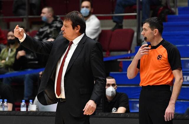 Russia Basketball Euroleague Zenit - Anadolu Efes 6749849 27.01.2022 Anadolu Efes head coach Ergin Ataman reacts during the Euroleague basketball match between Zenit St. Petersburg and Anadolu Efes Istanbul, in St. Petersburg, Russia. Alexander Galperin Sputnik St. Petersburg Russia  Copyright: xAlexanderxGalperinx