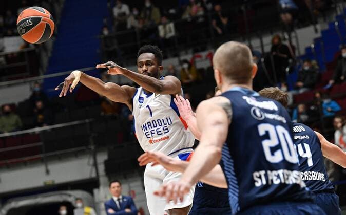 Russia Basketball Euroleague Zenit - Anadolu Efes 6749850 27.01.2022 Anadolu Efes? Rodrigue Beaubois throws the ball during the Euroleague basketball match between Zenit St. Petersburg and Anadolu Efes Istanbul, in St. Petersburg, Russia. Alexander Galperin Sputnik St. Petersburg Russia  Copyright: xAlexanderxGalperinx