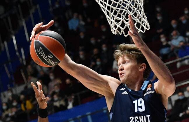 Russia Basketball Euroleague Zenit - Anadolu Efes 6749855 27.01.2022 Zenit?s Mindaugas Kuzminskas takes the ball during the Euroleague basketball match between Zenit St. Petersburg and Anadolu Efes Istanbul, in St. Petersburg, Russia. Alexander Galperin Sputnik St. Petersburg Russia  Copyright: xAlexanderxGalperinx