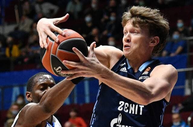 Sport Bilder des Tages Russia Basketball Euroleague Zenit - Anadolu Efes 6749858 27.01.2022 Zenit?s Mindaugas Kuzminskas, right, and Anadolu Efes? Bryant Dunston struggle for the ball during the Euroleague basketball match between Zenit St. Petersburg and Anadolu Efes Istanbul, in St. Petersburg, Russia. Alexander Galperin Sputnik St. Petersburg Russia  Copyright: xAlexanderxGalperinx