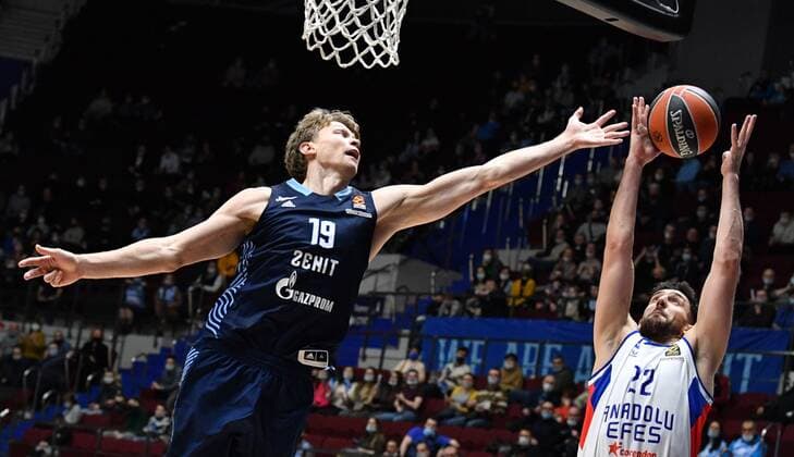 Russia Basketball Euroleague Zenit - Anadolu Efes 6749895 27.01.2022 Zenit?s Mindaugas Kuzminskas and Anadolu Efes? Vasilije Micic struggle for the ball during the Euroleague basketball match between Zenit St. Petersburg and Anadolu Efes Istanbul, in St. Petersburg, Russia. Alexander Galperin Sputnik St. Petersburg Russia  Copyright: xAlexanderxGalperinx