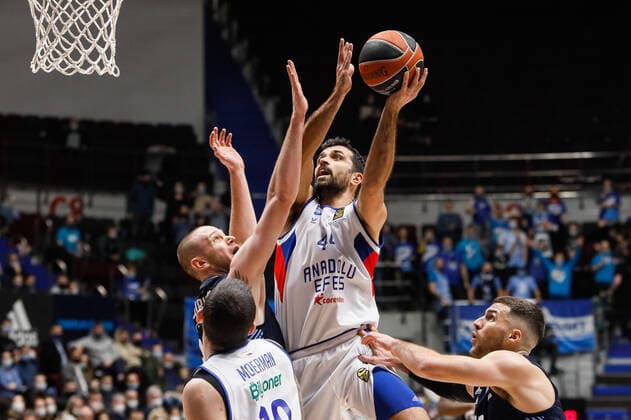 Zenit St Petersburg V Anadolu Efes Istanbul - Turkish Airlines EuroLeague Krunoslav Simon (C) of Anadolu Efes Istanbul in action against Andrey Zubkov and Billy Baron (R) of Zenit during the EuroLeague Basketball match between Zenit St. Petersburg and Anadolu Efes Istanbul on January 27, 2022 at Sibur Arena in Saint Petersburg, Russia. Saint Petersburg Russia  Copyright: xMikexKireevx originalFilename:kireev-notitle220127_npJ2H.jpg