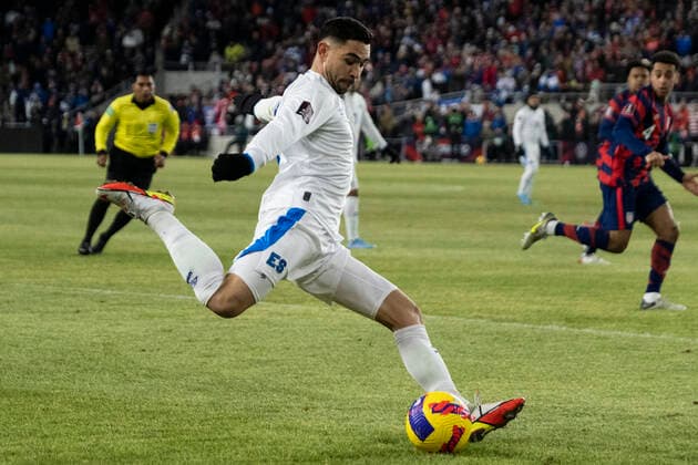 January 27, 2022: El Salvador Midfielder Alex Roldan (15) takes a shot at United States Goalkeeper Matt Turner (1). The United States MenÃ¢â‚¬â ¢s national team, Nationalteam defeated El Salvador 1-0 at Lower.com Field in Columbus, Ohio. Billy Schuerman CSM Columbus USA - ZUMAc04_ 20220127_zaf_c04_004 Copyright: xBillyxSchuermanx xCalxSportxMedix
