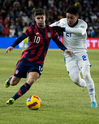 January 27, 2022: United States Forward Christian Pulisic (10) drives past El Salvador Defender Bryan Tamacas (21). The United States MenÃ¢â‚¬â ¢s national team, Nationalteam defeated El Salvador 1-0 at Lower.com Field in Columbus, Ohio. Billy Schuerman CSM Columbus USA - ZUMAc04_ 20220127_zaf_c04_009 Copyright: xBillyxSchuermanx xCalxSportxMedix