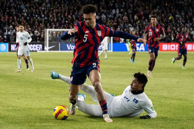 January 27, 2022: United States Defender Antonee Robinson (5) drives past El Salvador Defender Bryan Tamacas (21). The United States MenÃ¢â‚¬â ¢s national team, Nationalteam defeated El Salvador 1-0 at Lower.com Field in Columbus, Ohio. Billy Schuerman CSM Columbus USA - ZUMAc04_ 20220127_zaf_c04_011 Copyright: xBillyxSchuermanx xCalxSportxMedix