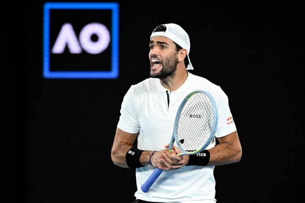 TENNIS AUSTRALIAN OPEN, Matteo Berrettini of Italy reacts during his Men?s semifinal match against Rafael Nadal of Spain on Day 12 of the Australian Open, at Melbourne Park, in Melbourne, Friday, January 28, 2022. ( NO ARCHIVING, EDITORIAL USE ONLY, NO USE IN BOOKS WITHOUT CONSENT MELBOURNE VIC AUSTRALIA  Copyright: xDAVExHUNTx 20220128001617788276