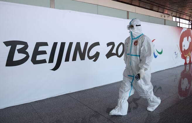 Sport Bilder des Tages BEIJING, CHINA - JANUARY 28, 2022: An employee walks past a sign reading Beijing 2022 at Beijing Capital International Airport. The 24th Winter Olympic Games, Olympische Spiele, Olympia, OS are scheduled to take place in Beijing on February 4-20, 2022. Valery Sharifulin TASS  0149072918st