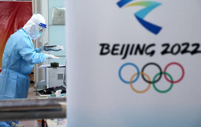 BEIJING, CHINA - JANUARY 28, 2022: An employee is seen while people undergo PCR tests for COVID-19 upon their arrival at Beijing Capital International Airport ahead of the 2022 Winter Olympics. The 24th Winter Olympic Games, Olympische Spiele, Olympia, OS are scheduled to take place in Beijing on February 4-20, 2022. Valery Sharifulin TASS  0149073043st