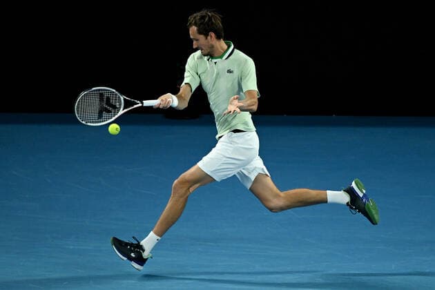 TENNIS AUSTRALIAN OPEN, Daniil Medvedev of Russia plays a shot during his Men?s semifinal match against Stefanos Tsitsipas of Greece on Day 12 of the Australian Open, at Melbourne Park, in Melbourne, Friday, January 28, 2022. ( NO ARCHIVING, EDITORIAL USE ONLY, NO USE IN BOOKS WITHOUT CONSENT MELBOURNE VIC AUSTRALIA  Copyright: xDEANxLEWINSx 20220128001617808568