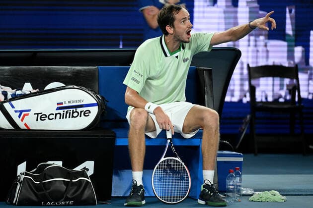TENNIS AUSTRALIAN OPEN, Daniil Medvedev of Russia remonstrates with the chair umpire during his Men?s semifinal match against Stefanos Tsitsipas of Greece on Day 12 of the Australian Open, at Melbourne Park, in Melbourne, Friday, January 28, 2022. ( NO ARCHIVING, EDITORIAL USE ONLY, NO USE IN BOOKS WITHOUT CONSENT MELBOURNE VIC AUSTRALIA  Copyright: xDEANxLEWINSx 20220128001617818982