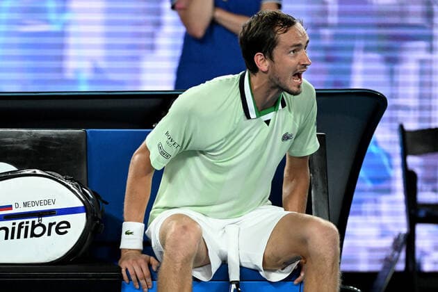 TENNIS AUSTRALIAN OPEN, Daniil Medvedev of Russia remonstrates with the chair umpire during his Men?s semifinal match against Stefanos Tsitsipas of Greece on Day 12 of the Australian Open, at Melbourne Park, in Melbourne, Friday, January 28, 2022. ( NO ARCHIVING, EDITORIAL USE ONLY, NO USE IN BOOKS WITHOUT CONSENT MELBOURNE VIC AUSTRALIA  Copyright: xDEANxLEWINSx 20220128001617819208