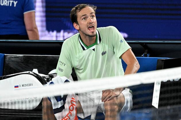 TENNIS AUSTRALIAN OPEN, Daniil Medvedev of Russia remonstrates with the chair umpire during his Men?s semifinal match against Stefanos Tsitsipas of Greece on Day 12 of the Australian Open, at Melbourne Park, in Melbourne, Friday, January 28, 2022. ( NO ARCHIVING, EDITORIAL USE ONLY, NO USE IN BOOKS WITHOUT CONSENT MELBOURNE VIC AUSTRALIA  Copyright: xDAVExHUNTx 20220128001617820155