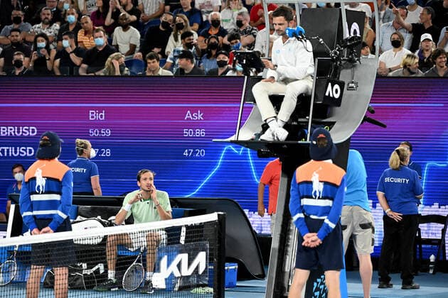 TENNIS AUSTRALIAN OPEN, Daniil Medvedev of Russia remonstrates with the chair umpire during his Men?s semifinal match against Stefanos Tsitsipas of Greece on Day 12 of the Australian Open, at Melbourne Park, in Melbourne, Friday, January 28, 2022. ( NO ARCHIVING, EDITORIAL USE ONLY, NO USE IN BOOKS WITHOUT CONSENT MELBOURNE VIC AUSTRALIA  Copyright: xDAVExHUNTx 20220128001617820182