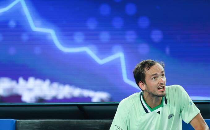 Mandatory Credit: Photo by Ella Ling Shutterstock (12775251dl) An angry Daniil Medvedev accuses the father of Stefanos Tsitsipas of coaching during the semi final Australian Open, Day Twelve, Tennis, Melbourne Park, Melbourne, Australia - 28 Jan 2022 Australian Open, Day Twelve, Tennis, Melbourne Park, Melbourne, Australia - 28 Jan 2022  Copyright: xEllaxLing Shutterstockx 12775251dl
