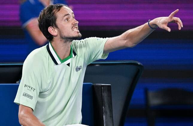Mandatory Credit: Photo by James Gourley Shutterstock (12775245ew) An angry Daniil Medvedev accuses the father of Stefanos Tsitsipas of coaching during the semi final Australian Open, Day Twelve, Tennis, Melbourne Park, Melbourne, Australia - 28 Jan 2022 Australian Open, Day Twelve, Tennis, Melbourne Park, Melbourne, Australia - 28 Jan 2022  Copyright: xJamesxGourley Shutterstockx 12775245ew