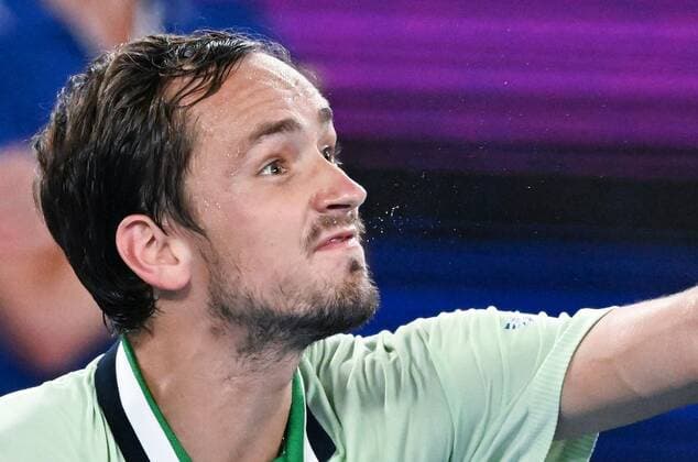 Mandatory Credit: Photo by James Gourley Shutterstock (12775245ey) An angry Daniil Medvedev accuses the father of Stefanos Tsitsipas of coaching during the semi final Australian Open, Day Twelve, Tennis, Melbourne Park, Melbourne, Australia - 28 Jan 2022 Australian Open, Day Twelve, Tennis, Melbourne Park, Melbourne, Australia - 28 Jan 2022  Copyright: xJamesxGourley Shutterstockx 12775245ey
