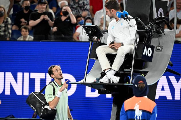 Tennis, Australian Open, semifinals, Daniil Medvedev messes with the referee