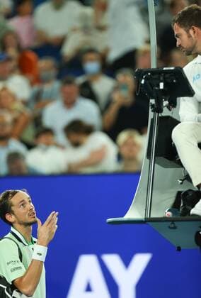 Mandatory Credit: Photo by Ella Ling Shutterstock (12775251dn) Daniil Medvedev complains to the umpire Australian Open, Day Twelve, Tennis, Melbourne Park, Melbourne, Australia - 28 Jan 2022 Australian Open, Day Twelve, Tennis, Melbourne Park, Melbourne, Australia - 28 Jan 2022  Copyright: xEllaxLing Shutterstockx 12775251dn