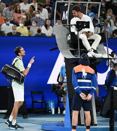 Mandatory Credit: Photo by James Gourley Shutterstock (12775245fn) Daniil Medvedev points an accusing finger to the umpire after he lost the second set Australian Open, Day Twelve, Tennis, Melbourne Park, Melbourne, Australia - 28 Jan 2022 Australian Open, Day Twelve, Tennis, Melbourne Park, Melbourne, Australia - 28 Jan 2022  Copyright: xJamesxGourley Shutterstockx 12775245fn