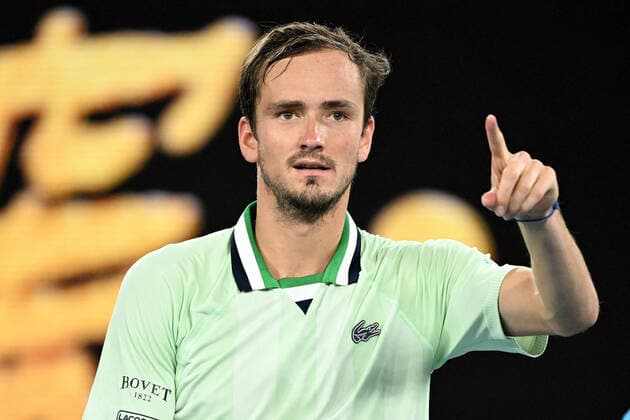 TENNIS AUSTRALIAN OPEN, Daniil Medvedev of Russia gestures to the crowd after winning his Men?s semifinal match against Stefanos Tsitsipas of Greece on Day 12 of the Australian Open, at Melbourne Park, in Melbourne, Friday, January 28, 2022. ( NO ARCHIVING, EDITORIAL USE ONLY, NO USE IN BOOKS WITHOUT CONSENT MELBOURNE VIC AUSTRALIA  Copyright: xDAVExHUNTx 20220128001617832269