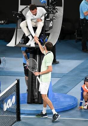 Mandatory Credit: Photo by James Gourley Shutterstock (12775245gh) Daniil Medvedev apologises to the umpire after his win following an outburst during the second set Australian Open, Day Twelve, Tennis, Melbourne Park, Melbourne, Australia - 28 Jan 2022 Australian Open, Day Twelve, Tennis, Melbourne Park, Melbourne, Australia - 28 Jan 2022 Copyright: xJamesxGourley Shutterstockx 12775245gh
