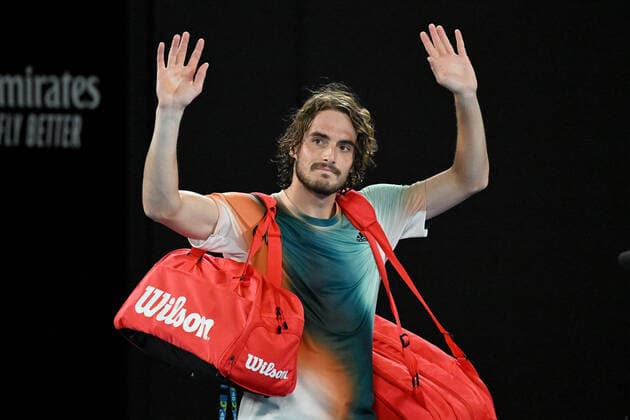 Sport Bilder des Tages TENNIS AUSTRALIAN OPEN, Stefanos Tsitsipas of Greece gestures to the crowd as leaves the court following his loss in the Men?s semifinal match against Daniil Medvedev of Russia on Day 12 of the Australian Open, at Melbourne Park, in Melbourne, Friday, January 28, 2022. ( NO ARCHIVING, EDITORIAL USE ONLY, NO USE IN BOOKS WITHOUT CONSENT MELBOURNE VIC AUSTRALIA  Copyright: xDEANxLEWINSx 20220128001617837704