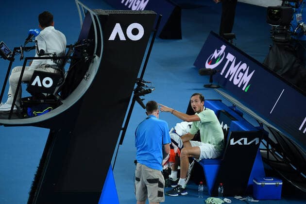 Daniil Medvedev arguing with the umpire after obscene gesture with his arm TENNIS : Australian Open 2022 - 28 janvier AntoineCouvercelle Panoramic 