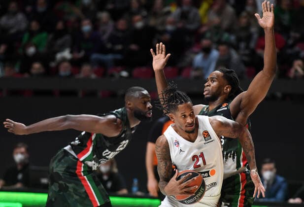 Russia Basketball Euroleague UNICS - CSKA 6750384 28.01.2022 From left, UNICS Tonye Jekiri, CSKA s Will Clyburn and UNICS Jarrell Brantley struggle for a ball during the Euroleague basketball match between UNICS Kazan and CSKA Moscow, in Kazan, Russia s Republic of Tatarstan. Maksim Bogodvid Sputnik Kazan Republic of Tatarstan Russia  Copyright: xMaksimxBogodvidx