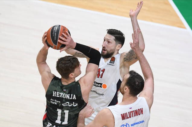Russia Basketball Euroleague UNICS - CSKA 6750399 28.01.2022 UNICS Mario Hezonja, left, tries to score against CSKA s Nikita Kurbanov and CSKA s Nikola Milutinov during the Euroleague basketball match between UNICS Kazan and CSKA Moscow, in Kazan, Russia s Republic of Tatarstan. Maksim Bogodvid Sputnik Kazan Republic of Tatarstan Russia  Copyright: xMaksimxBogodvidx