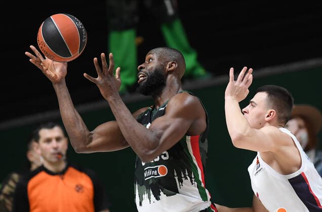 Russia Basketball Euroleague UNICS - CSKA 6750400 28.01.2022 UNICS Tonye Jekiri, left, and CSKA s Alexander Khomenko struggle for a ball during the Euroleague basketball match between UNICS Kazan and CSKA Moscow, in Kazan, Russia s Republic of Tatarstan. Maksim Bogodvid Sputnik Kazan Republic of Tatarstan Russia  Copyright: xMaksimxBogodvidx