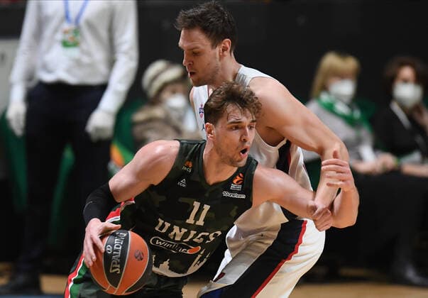 Russia Basketball Euroleague UNICS - CSKA 6750404 28.01.2022 UNICS Mario Hezonja, left, and CSKA s Johannes Voigtmann struggle for a ball during the Euroleague basketball match between UNICS Kazan and CSKA Moscow, in Kazan, Russia s Republic of Tatarstan. Maksim Bogodvid Sputnik Kazan Republic of Tatarstan Russia  Copyright: xMaksimxBogodvidx
