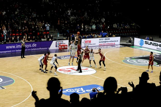 28 01 2022, easyCredit Basketball Bundesliga, BBL, season 2021 2022, men, Chemnitz Niners Fraport Skyliners Frankfurt Tippoff in front of 1000 spectators Chemnitz Fair Chemnitz Saxony Germany