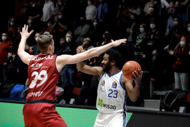 28 01 2022, easyCredit Basketball Bundesliga, BBL, season 2021 2022, men, Chemnitz Niners Fraport Skyliners Frankfurt Quantez Robertson, Fraport Skyliners Frankfurt, Mindaugas Susinskas, Niners Chemnitz Chemnitz Fair Chemnitz Saxony Germany