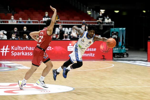 28 01 2022, easyCredit Basketball Bundesliga, BBL, season 2021 2022, men, Chemnitz Niners Fraport Skyliners Frankfurt Trent Lockett, Niners Chemnitz, Will Cherry, Fraport Skyliners Frankfurt Chemnitz Messe Chemnitz Sachsen Germany