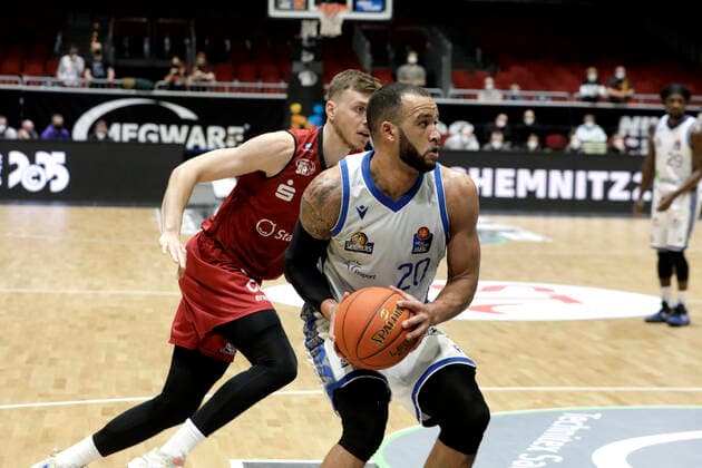 28 01 2022, easyCredit Basketball Bundesliga, BBL, season 2021 2022, men, Chemnitz Niners Fraport Skyliners Frankfurt Rasheed Moore, Fraport Skyliners Frankfurt Chemnitz Messe Chemnitz Sachsen Germany