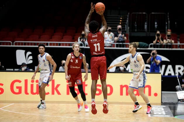 28 01 2022, easyCredit Basketball Bundesliga, BBL, season 2021 2022, men, Chemnitz Niners Fraport Skyliners Frankfurt Isiaha Mike, Niners Chemnitz Chemnitz Fair Chemnitz Saxony Germany