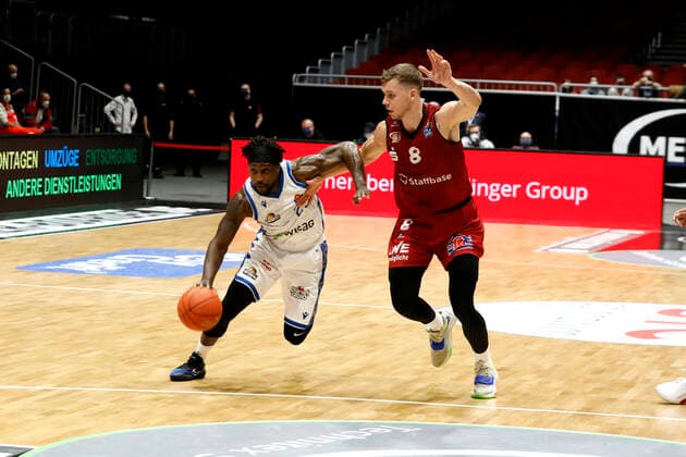 28 01 2022, easyCredit Basketball Bundesliga, BBL, season 2021 2022, men, Chemnitz Niners Fraport Skyliners Frankfurt Will Cherry, Fraport Skyliners Frankfurt, Jan Niklas Wimberg, Niners Chemnitz Chemnitz Fair Chemnitz Saxony Germany