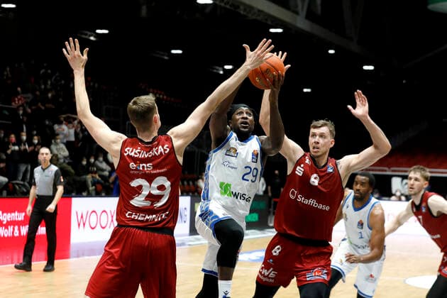 28 01 2022, easyCredit Basketball Bundesliga, BBL, season 2021 2022, men, Chemnitz Niners Fraport Skyliners Frankfurt Mindaugas Susinskas, Niners Chemnitz, Will Cherry, Fraport Skyliners Frankfurt Chemnitz Messe Chemnitz Sachsen Germany