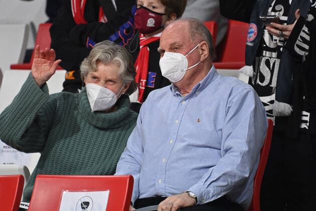Uli HOENESS (Höness,Ehrenpraesident Bayern Muenchen) mit Ehefrau Susi. Basketball EuroLeague 23.Spieltag. FC Bayern Muenchen-Alba Berlin am 28.01.2022 A U D I D O M E.