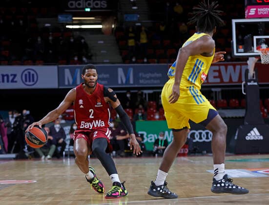 28 01 2022, Basketball Euroleague, FC Bayern Basketball vs Alba Berlin, Audi Dome Munich, Sports, in the picture Corey Walden FCB Basketball vs Jaleen Smith ALBA Berlin